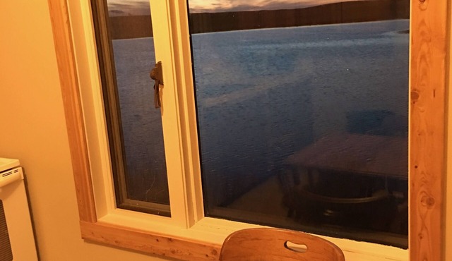 10 Minutes From Waterton Park Boundary Lakeside Gallery & Guest House