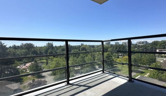 10 minutes to YVR, 2 bedrooms, 2 full bathrooms,high-rise with beautiful views in Richmond