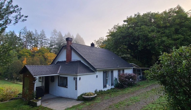 100 year old Farm Cottage. Minutes from the beach!