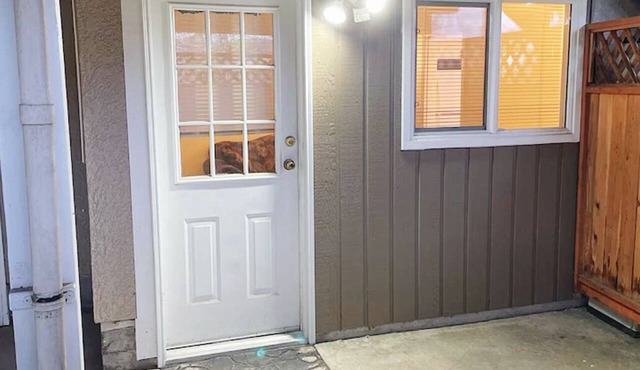 10min to Ferry.30 mins to airport. Family sized separate entrance.Pets-friendly.