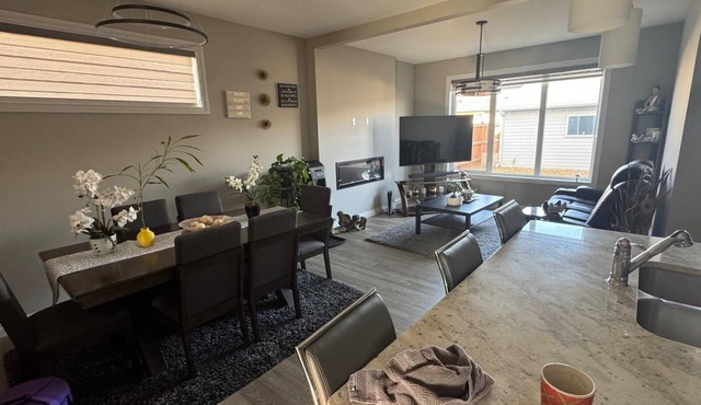 15 minutes from YYC Airport and 25 minutes from Downtown 3 Bedroom duplex