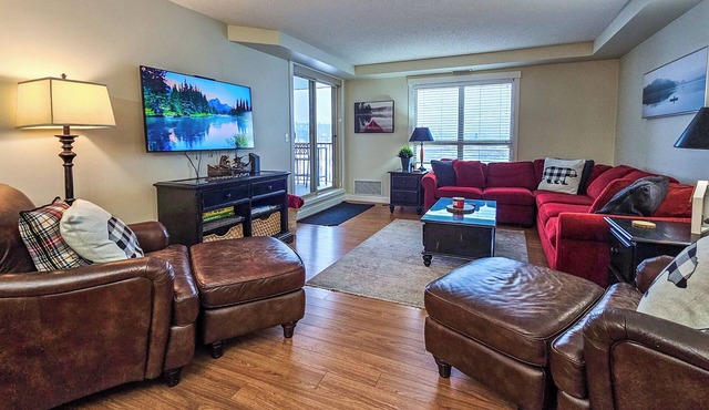 2 BDRM plus den/Near Lake/Beach 2mins away