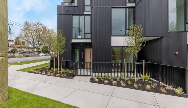 2 Bed 2 Bath Brand Immaculate Condo by Transit and Trout Lake