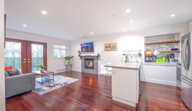 2 Bed Stylish Central Location- Great Neighborhood-Free Parking. Pet Friendly