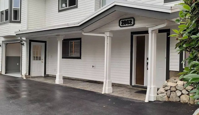 2 Bedroom Cheery Historic Downtown Oasis (sleeps 8) in Abbotsford