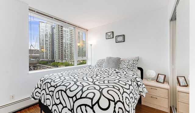 2 Bedroom condo in heart of Downtown Vancouver with Pool, Gym & Free Parking