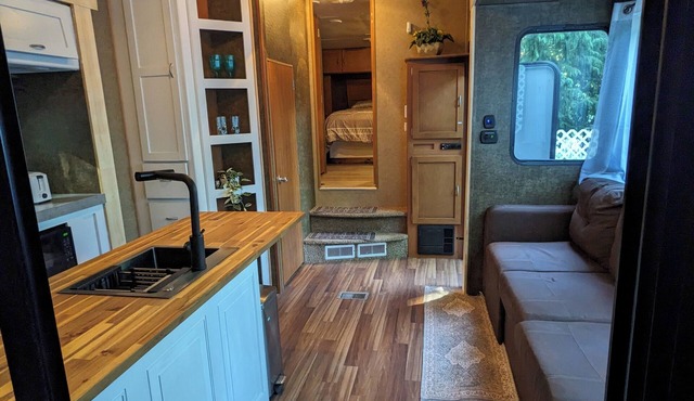 2-bedroom RV in beautiful Bowser with WiFi, AC