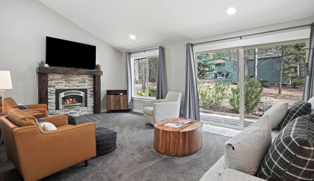 2 Killdeer - Remodeled, EV Charger, Hot Tub, Walk to Village, SHARC, Bikes in Sunriver