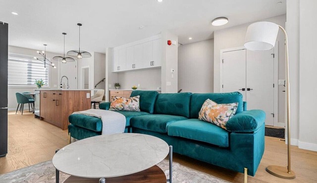 2 King Bed | Garage | Min to UofC | NEW