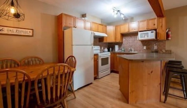 2 Story Townhouse/Main Floor Deck/Loft
