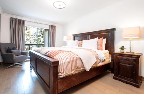 2BR in Greyhawk, Hot Tub and Sauna, Gas Fireplace, Secure Parking