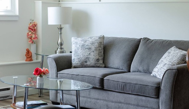 2BR near VIU/NRGH | AC, Workspace, Kitchen