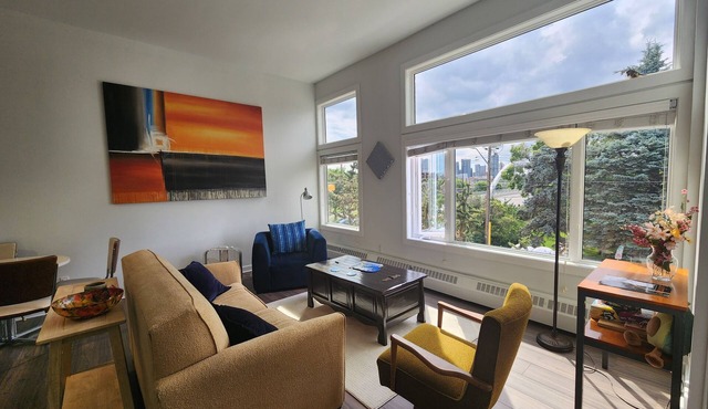 2BR,Sleeps 4-5/6ish, 1free parking, near shops and river. 4 min to confluence.