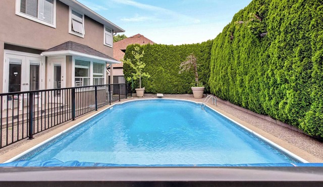 2BR Surrey Pool Suite Near White Rock