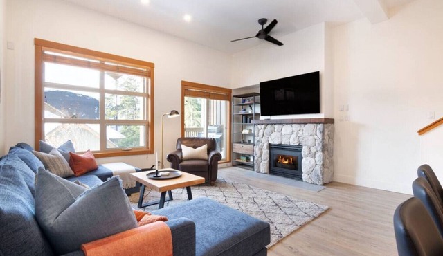 3-Bed, Private Hot Tub, Free Parking!