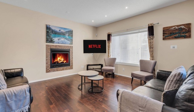 3-Bedroom Retreat Close to the Mountains & Airport