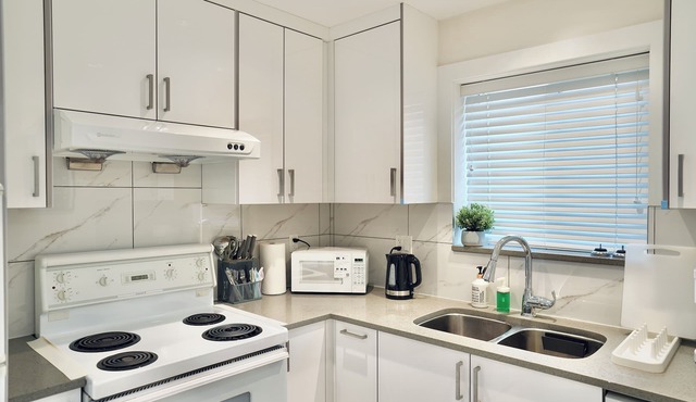 3-Bedroom Single House/1 Free Parking/Good Location in Vancouver