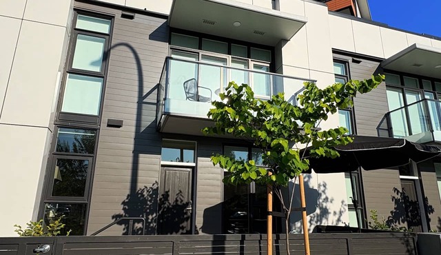 3-bedroom townhome with roof top patio - Gyro Beach across the street