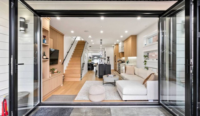 3BD Modern Luxury Family home | Patio BBQ lounge