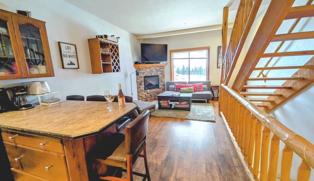★ 3BR/2B TH, ski-in/walk-out, by ski run, new private hot tub, fireworks view!★