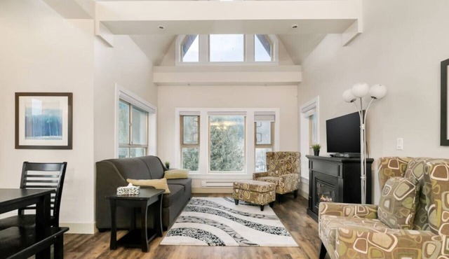 3BR Lakeside Penthouse Retreat With Rooftop BBQ