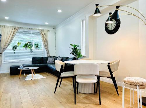 3BR Modern Home - Near SkyTrain - Free Parking & Pet Friendly