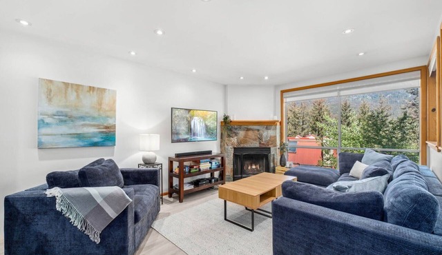 3BR | Whistler Creek Ridge | Ski-in/out | Private Hot Tub | Wood Fire | Private Garage