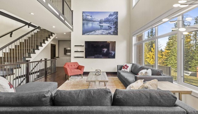 4,000 sq ft 7 Br/4.5 Ba Luxury Home with Amazing Amenities