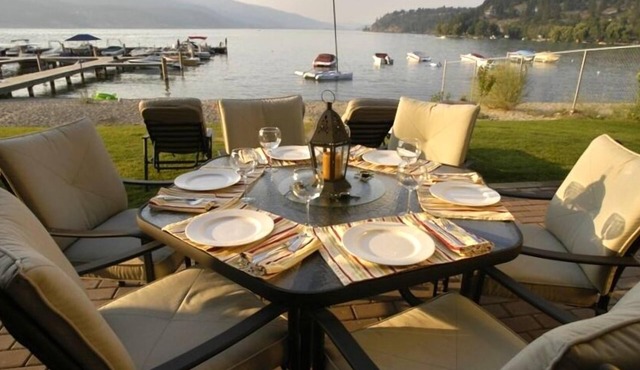 4 BDRM TH right on the Lake