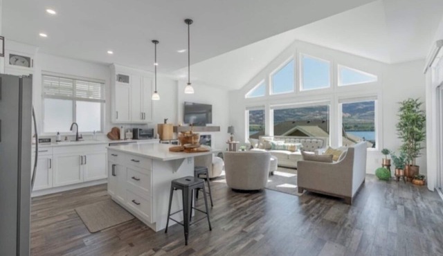 4 bedroom, 4 Bathroom on the Lake Enjoy Beach in Summer, Ski in Winter