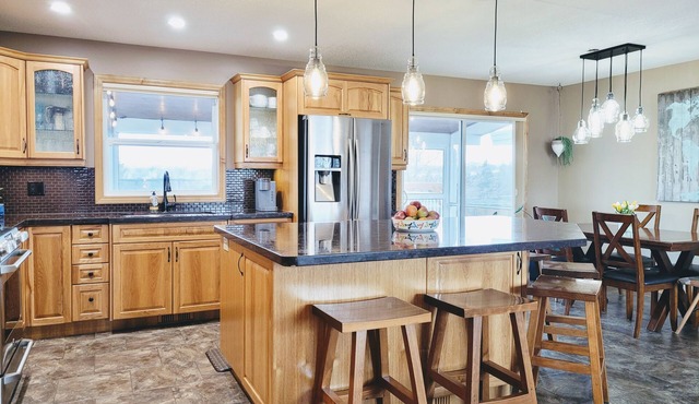 4-Bedroom House with Mountain Views