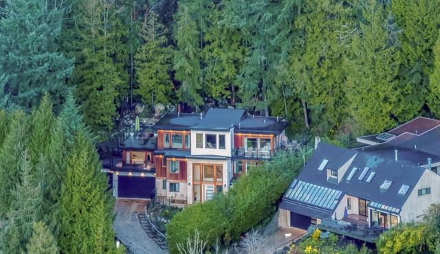 4 Bedroom luxury retreat near Horseshoe Bay in West Vancouver