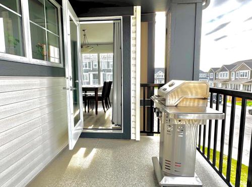 4 Bedroom Town Home with Garage Parking, Fast WiFi, Smart TV with Netflix, Fully Equipped Kitchen, Sleeps 10, Ideal for Families