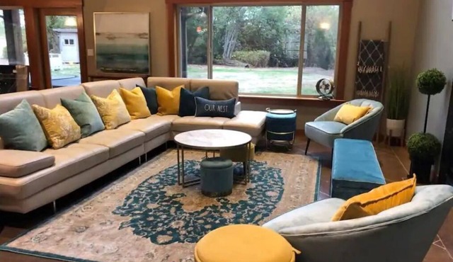 4 BR Seabrook Farmhouse Retreat + Hot Tub & Swimming Pool on 7.5 Acre Berry Farm