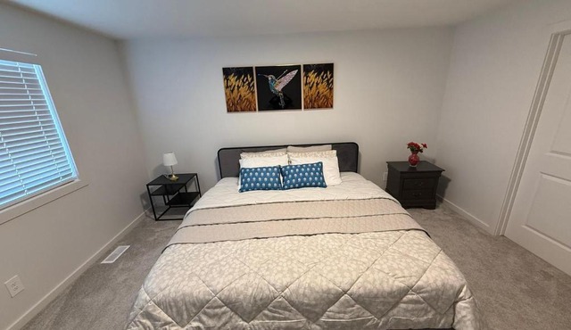 4BR Family Home Free Parking Near Banff and Stampede
