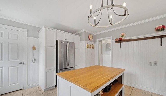 5 bedroom house with hot tub in a quiet street
