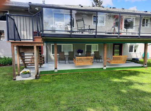 5 Beds 3 Full Bathrooms 3 Bedrooms, Quiet Day & Night, 15 Minutes Walk to 2 Beaches, Large Guest Yard, Kids Gym & Games, 4TVs, Breakfast, WorkStation, Laundry, Kitchen