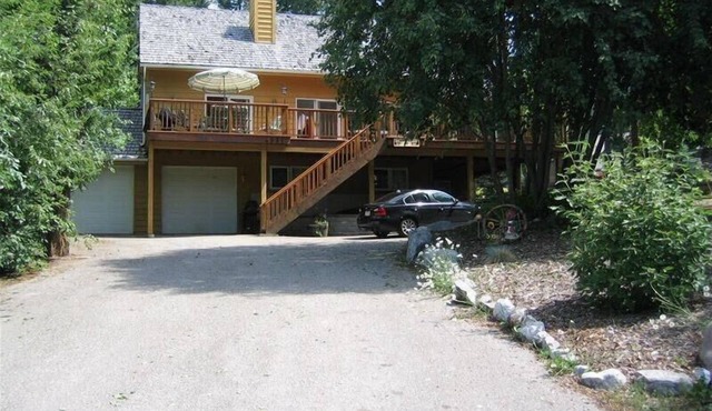 5BR Retreat, Views, Pool Table, 2 Decks, 4 Bath, Cathedral Ceilings, Dble garage