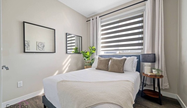 6 BR | Sleep 12 | Stadium & Rogers | Yard | Garage