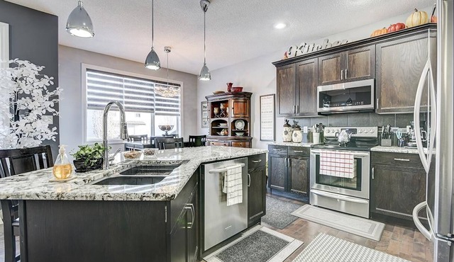 7 minutes away fro Edmonton International Airport beautiful home stay