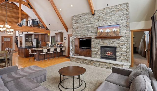 8 Mt Baker - Elegant & Peaceful, SHARC Passes, Hot Tub, Great Location! in Sunriver