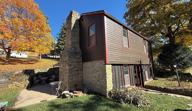 A Comfy Cozy Cottage on Clowney in Mineral Point