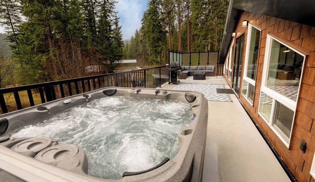 A lovely lake town luxury hot tub, creekside oasis/w hiking & outdoor activities