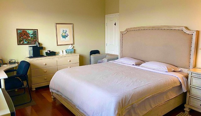 A lucky quiet en-suite on the second floor with independent entranceclose to YVR