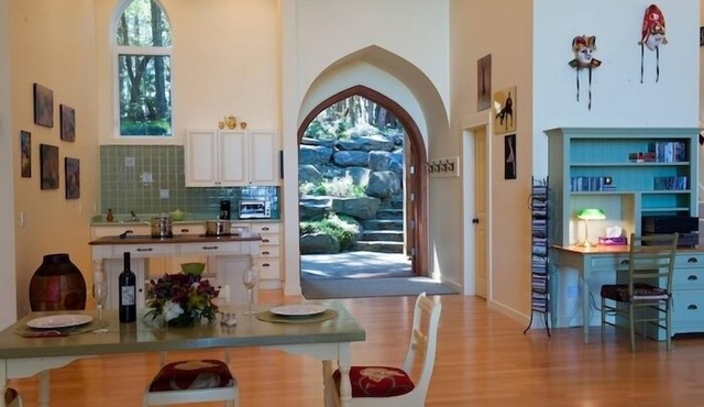 A Peaceful Retreat in a Magical Spot Overlooking the sea