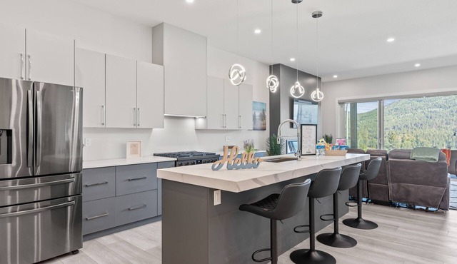 Above It All - 3 Bedroom, 2 Bath Upper Suite