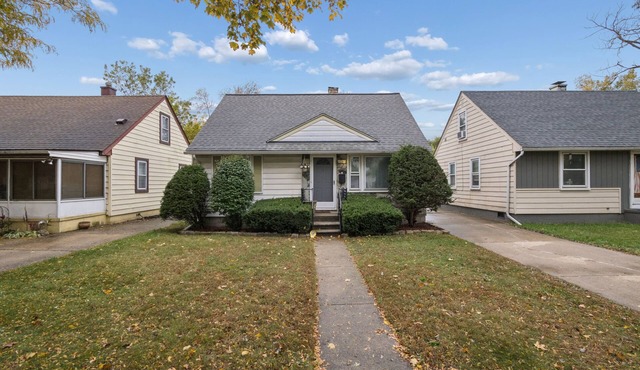 Airport Getaway -2BR near Detroit sports & events 20 min from Downtown A2 in Taylor