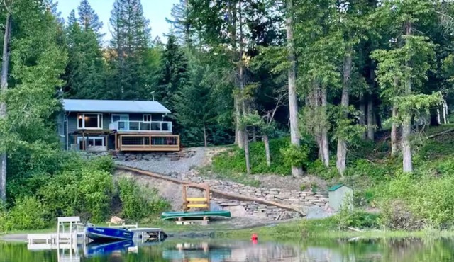 All-Season Family Retreat Hot Tub Waterfront
