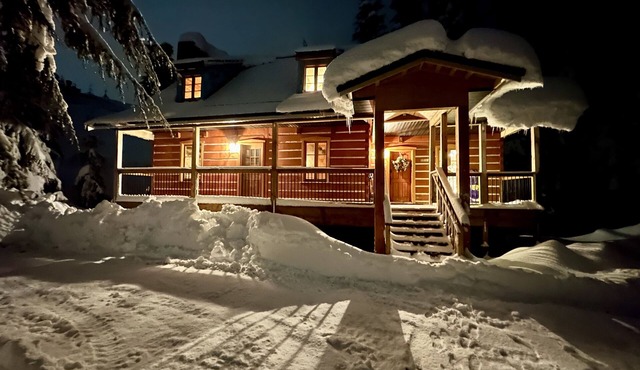All Seasons Chalet & Cabin in Sasquatch Resort on Hemlock mountain!