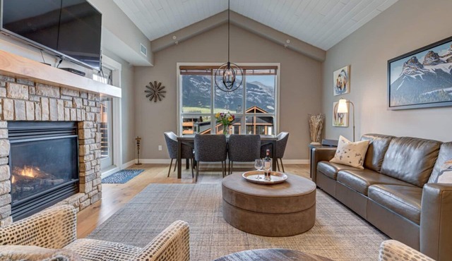 Amazing 1 bedroom & Den Penthouse Suite! Vaulted!